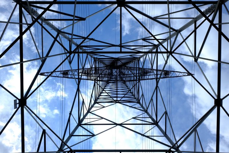 Energiekrise und günstiger Strom - Strommast von unten fotografiert