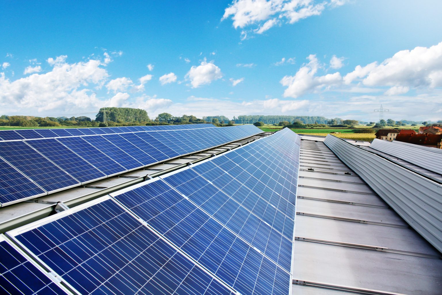 Hohe Effizienz: Photovoltaik auf Dachflächen - PV-Anlage mit Aufständerung