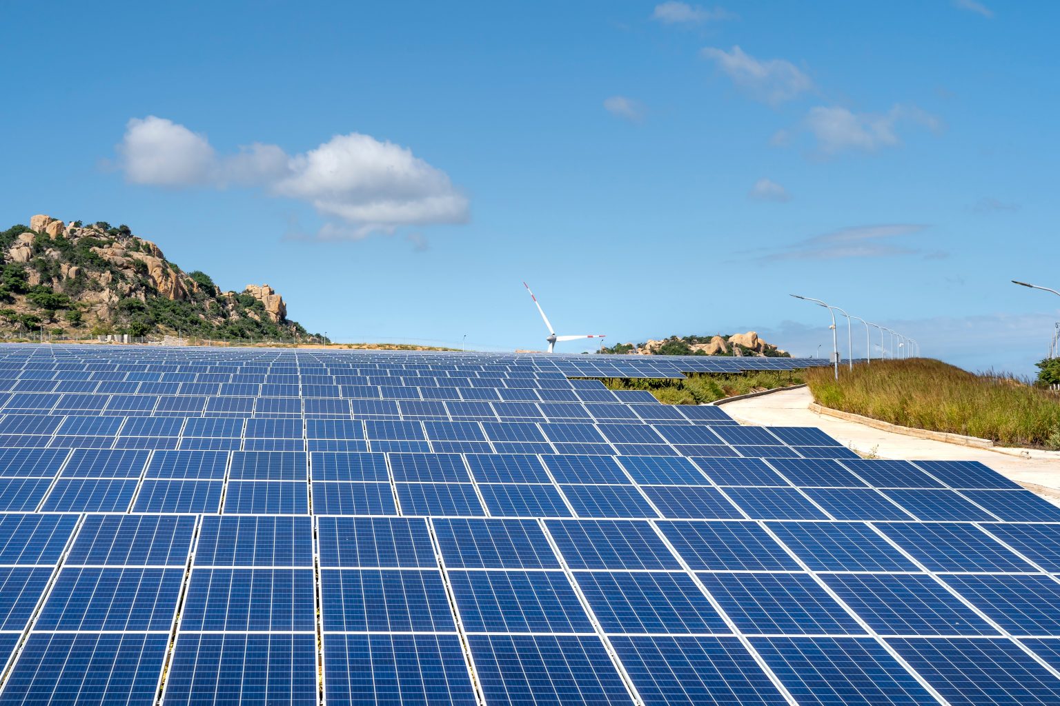 Solarparks - Photovoltaik auf Freiflächen - Hügelbebauung