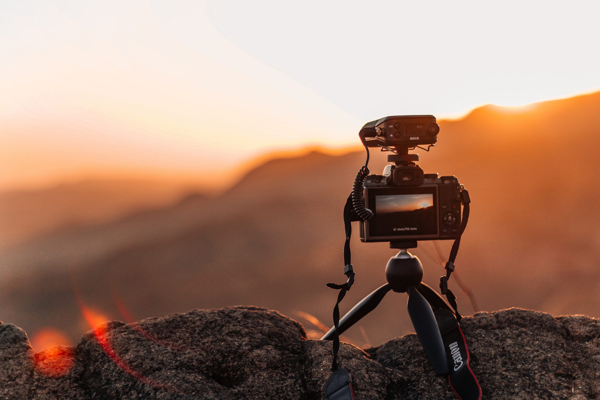 Ready, Sun, Action - Unser Imagefilm - Kamera auf Felsen im Sonnenuntergang