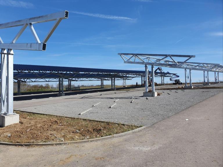 Baubeginn für Solar-Carport-Großprojekt - mit 2 Dächern