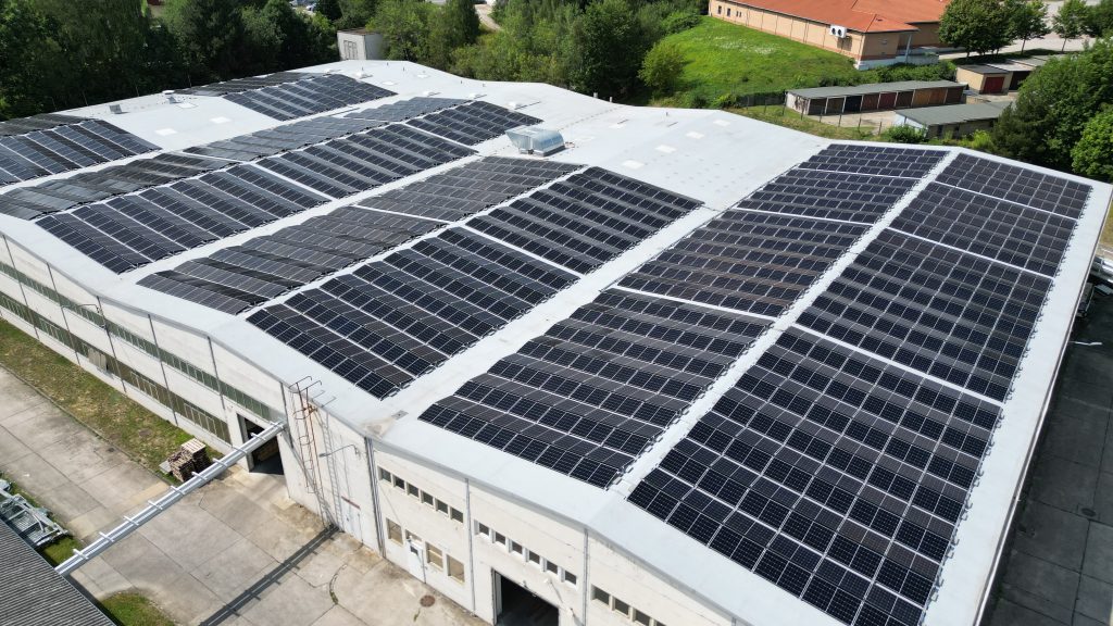Photovoltaikanlage auf dem Dach einer Logistikhalle (Luftaufnahme)