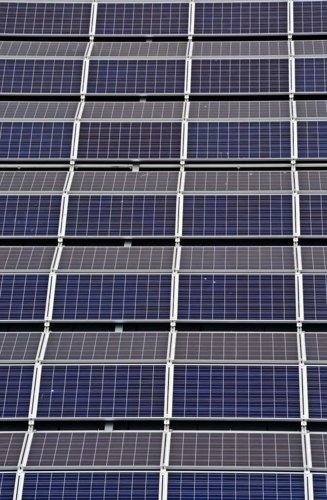 Nahaufnahme von Solarmodulen – Photovoltaik-Beratung