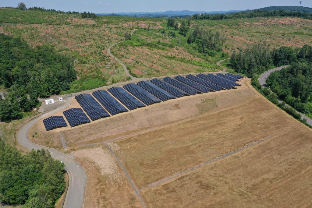 Instalación fotovoltaica en terreno abierto de la empresa SCHAEFER Werke (fotografía aérea)
