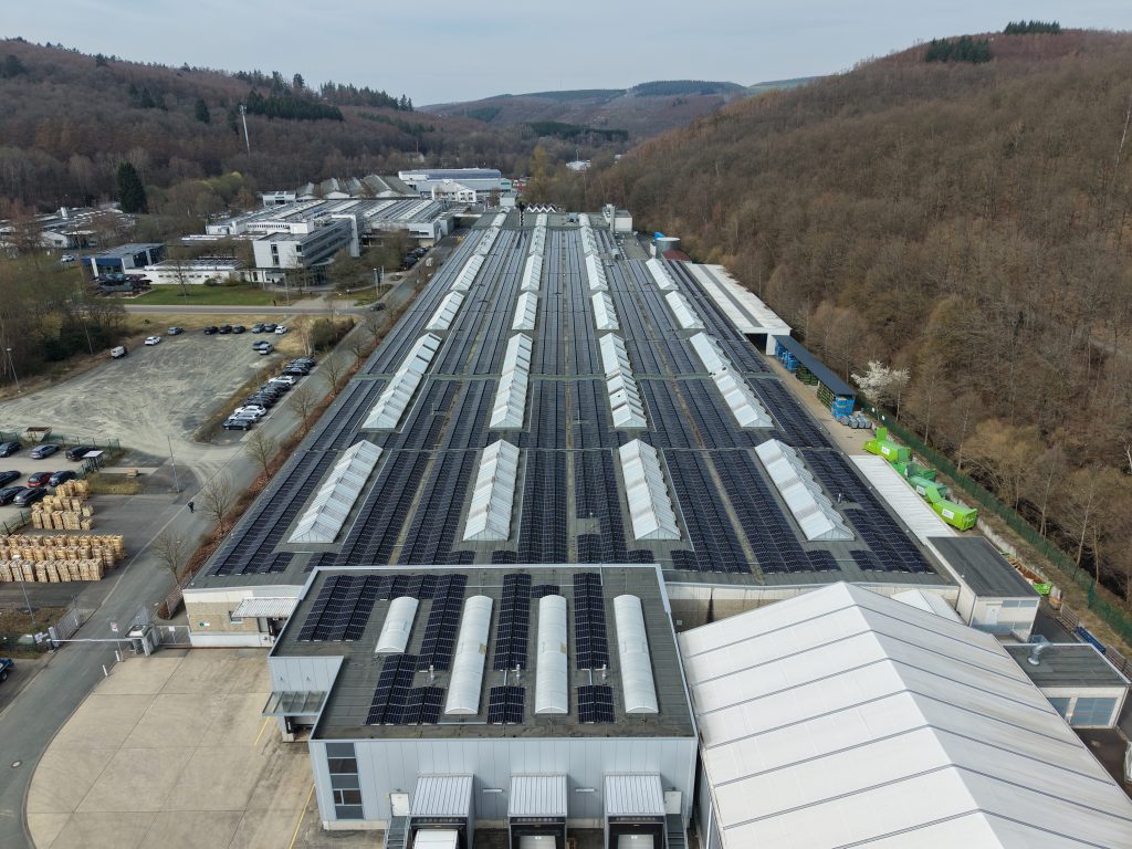 Central fotovoltaica en la planta de Siegenia (fotografía aérea)